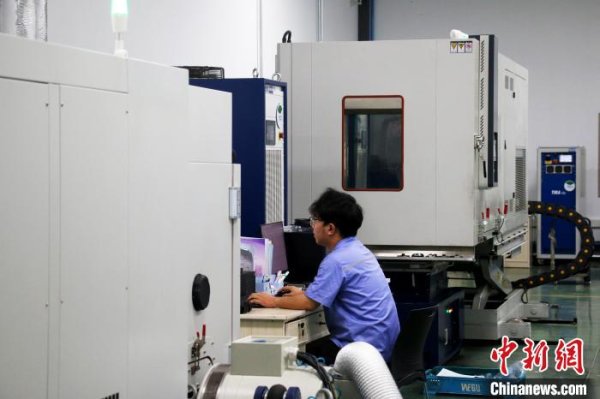 云开体育　　中鼎集团责任主说念主员正在进行电机悬置振动推行-